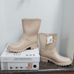 Serra Women's Tan Rain Boots....SIZE 9